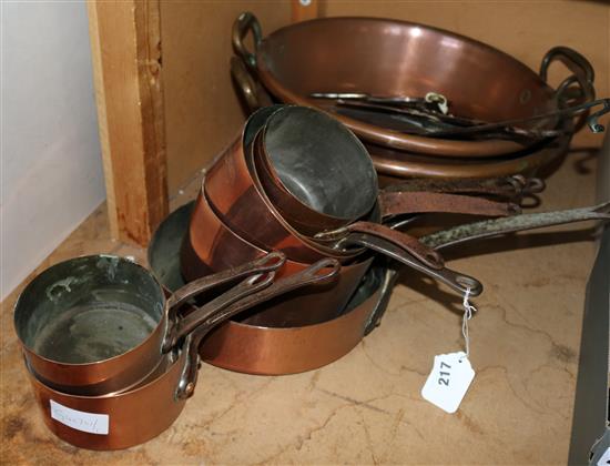 Qty graduated copper saucepans & 2 copper pans